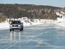 Véhicules traversant le lac