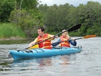 Kayakistes manoeuvrant sur la rivière Madawaska.