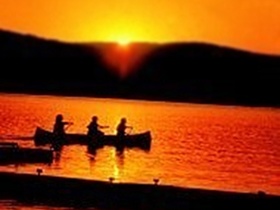 coucher de soleil en canot
