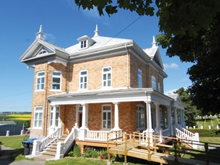 Presbytère Maison du Partage de Saint-Louis-du Ha! Ha!