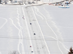 Pont de glace entre Saint-Juste-du-Lac et Notre-Dame-du-Lac