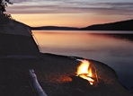 Feu sur le bord du lac