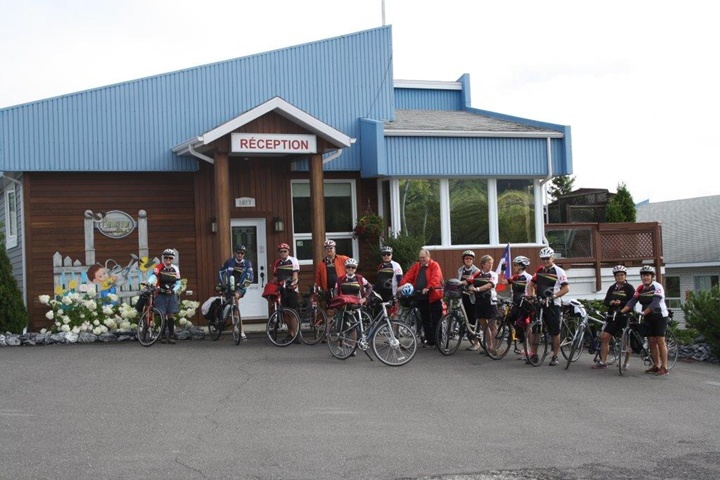 Motel Claude : cyclistes devant la réception