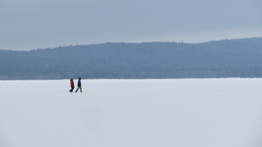 Éco-Site-marcheurs sur le lac gelé