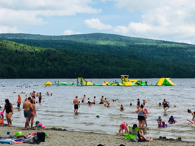 Plage de Pohénégamook et jeu nautique