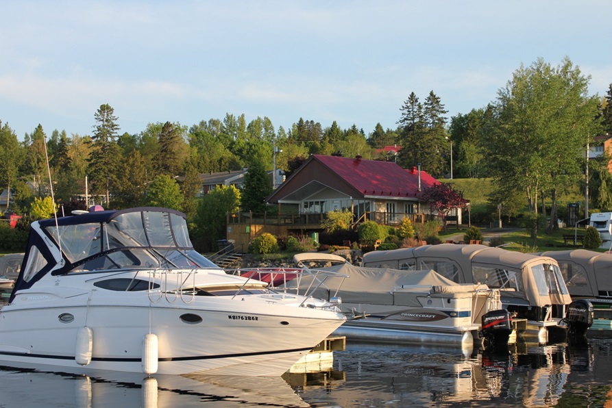 Resto de la marina de NotreDameduLac Restaurants Dormir et