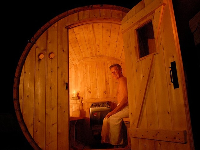 Spa Relaxation homme dans un sauna en bois